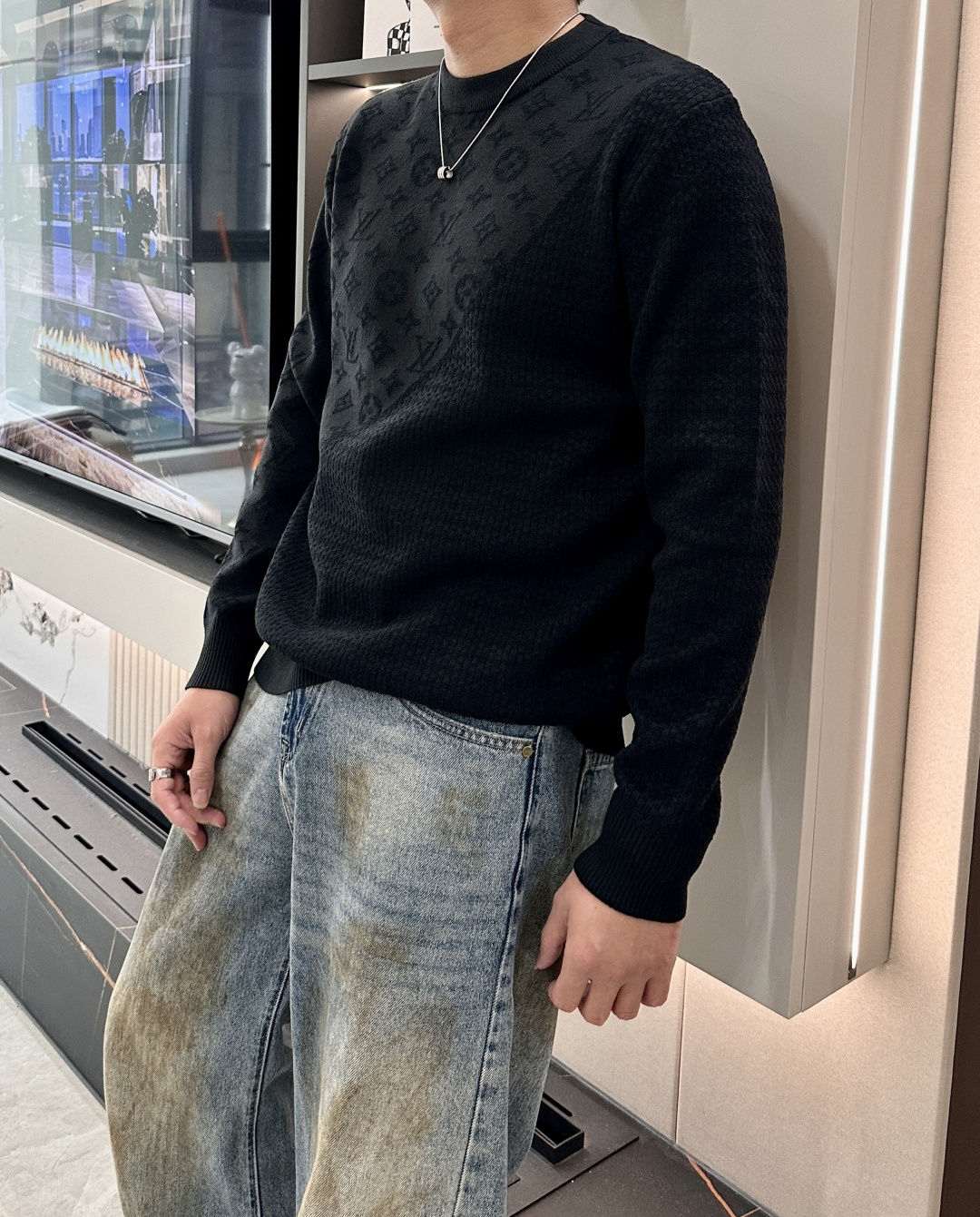 Lv 2025秋冬 高级定制 都市风十足 经典简约大气圆领打底针织毛衣。 采用进口羊毛混纺面料 柔软细腻