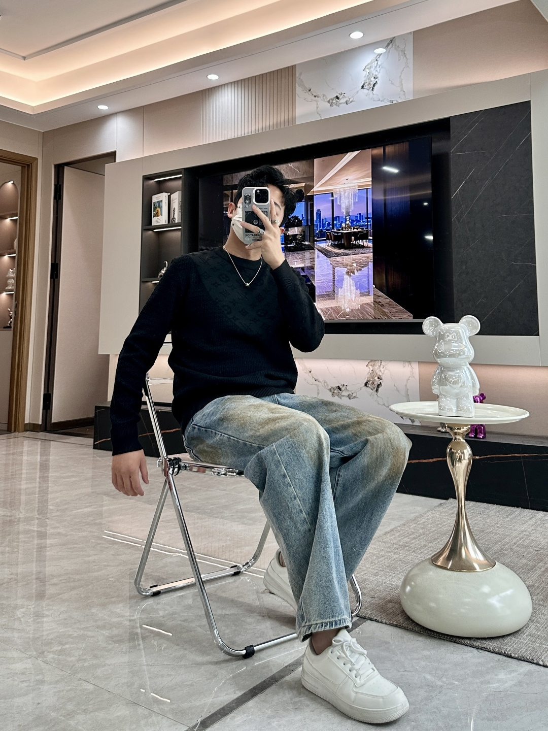 Lv 2025秋冬 高级定制 都市风十足 经典简约大气圆领打底针织毛衣。 采用进口羊毛混纺面料 柔软细腻