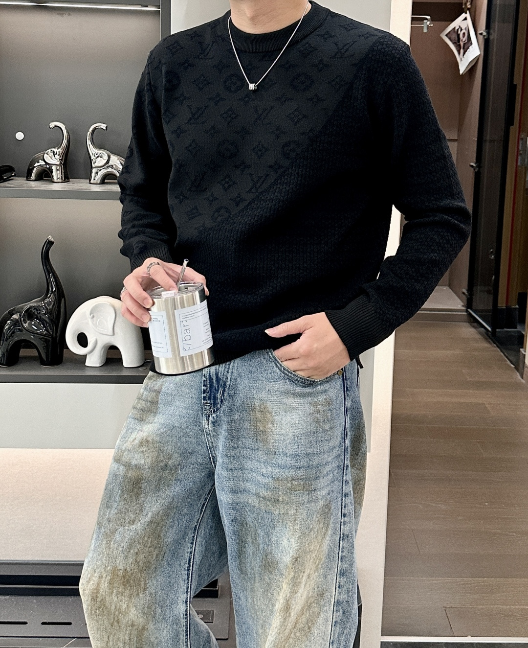 Lv 2025秋冬 高级定制 都市风十足 经典简约大气圆领打底针织毛衣。 采用进口羊毛混纺面料 柔软细腻