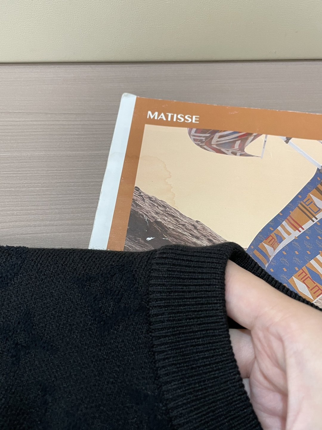 Lv 2025秋冬 高级定制 都市风十足 经典简约大气圆领打底针织毛衣。 采用进口羊毛混纺面料 柔软细腻