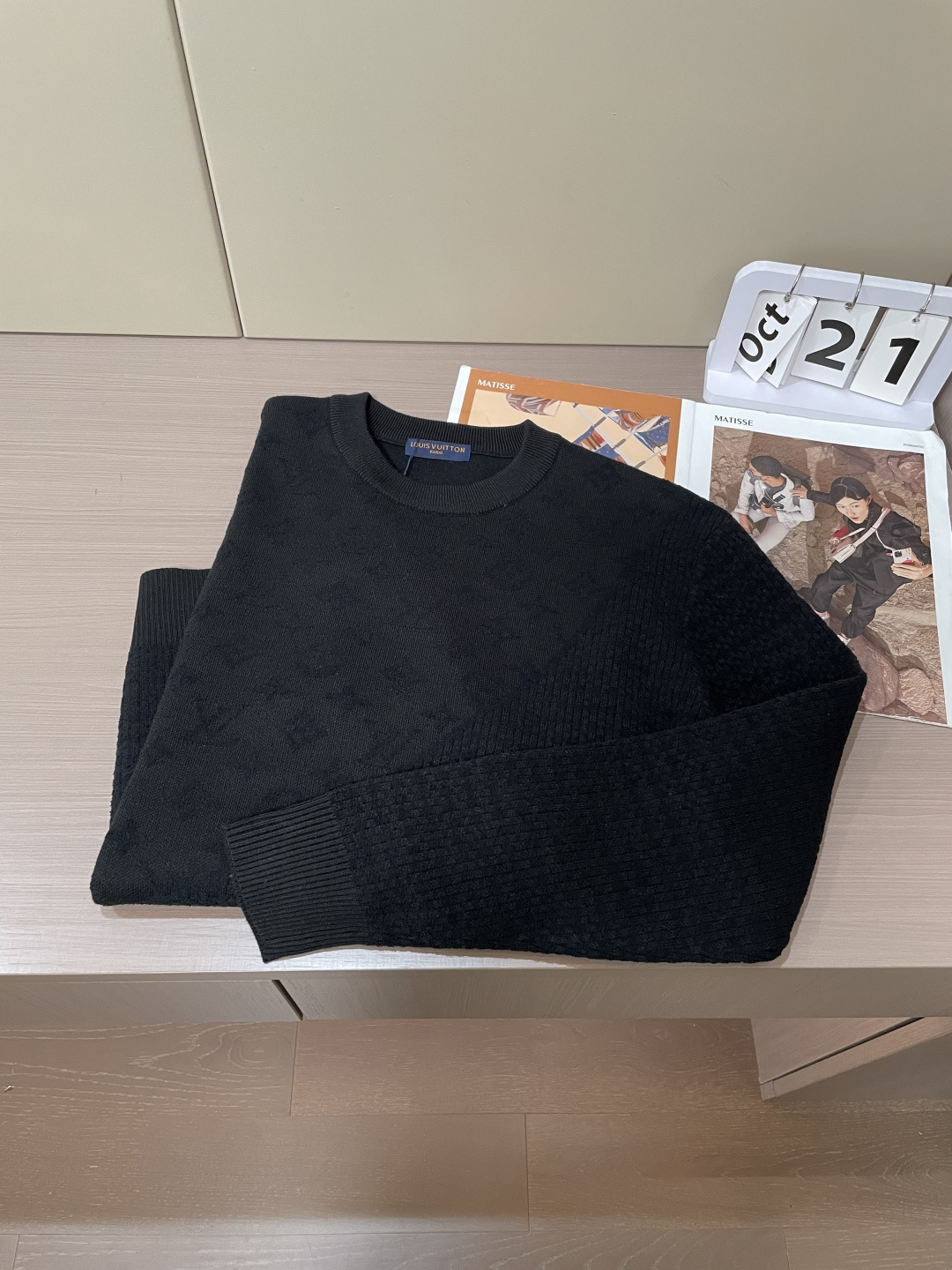 Lv 2025秋冬 高级定制 都市风十足 经典简约大气圆领打底针织毛衣。 采用进口羊毛混纺面料 柔软细腻