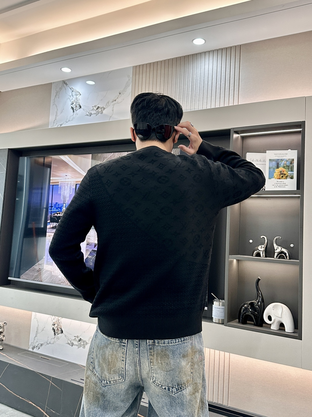 Lv 2025秋冬 高级定制 都市风十足 经典简约大气圆领打底针织毛衣。 采用进口羊毛混纺面料 柔软细腻