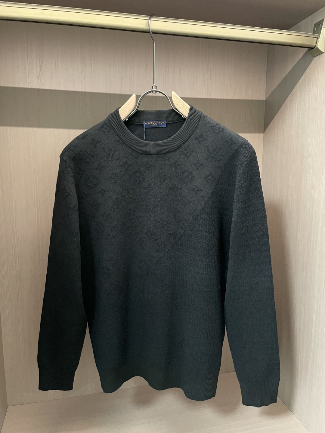 Lv 2025秋冬 高级定制 都市风十足 经典简约大气圆领打底针织毛衣。 采用进口羊毛混纺面料 柔软细腻