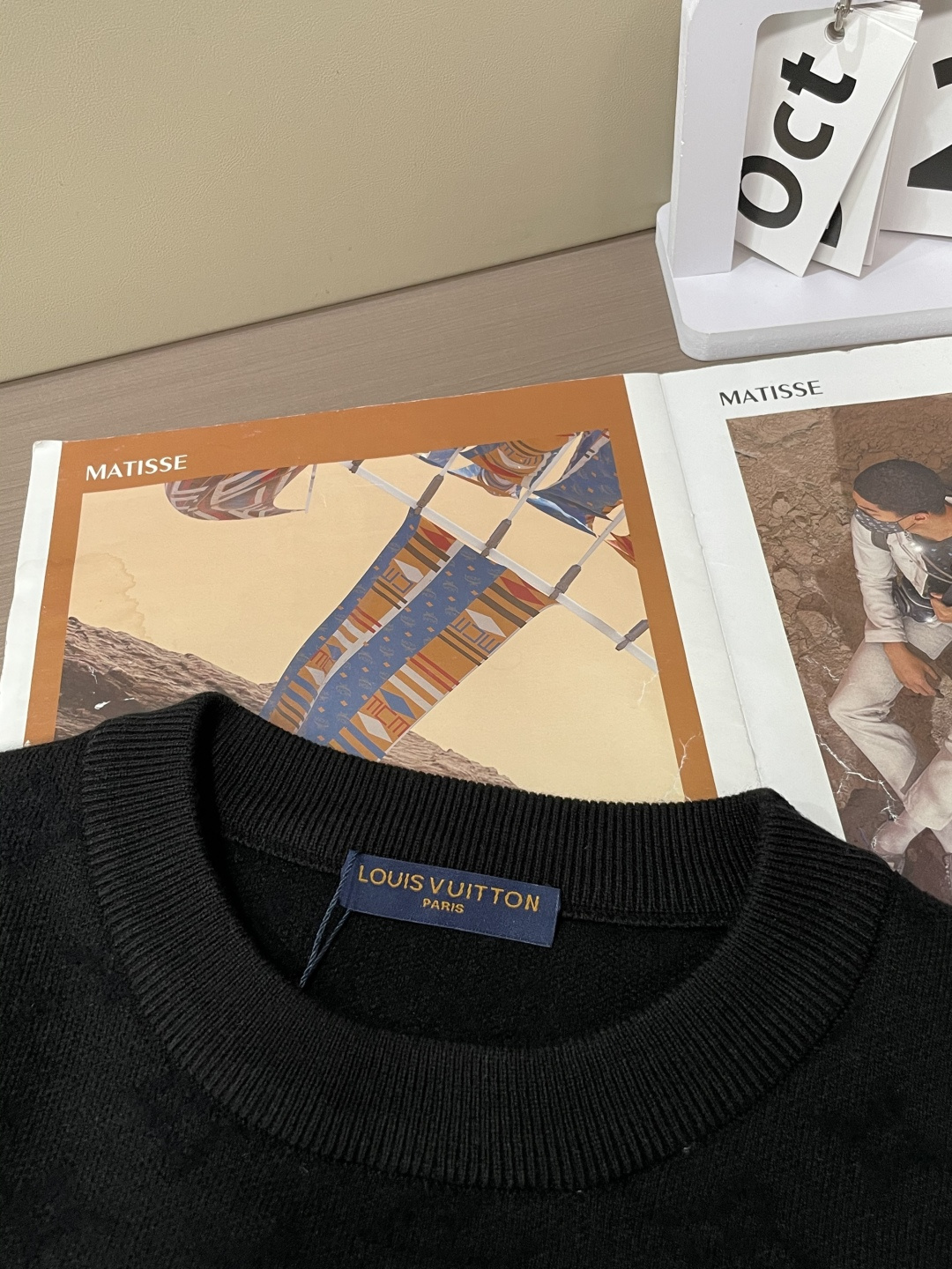 Lv 2025秋冬 高级定制 都市风十足 经典简约大气圆领打底针织毛衣。 采用进口羊毛混纺面料 柔软细腻