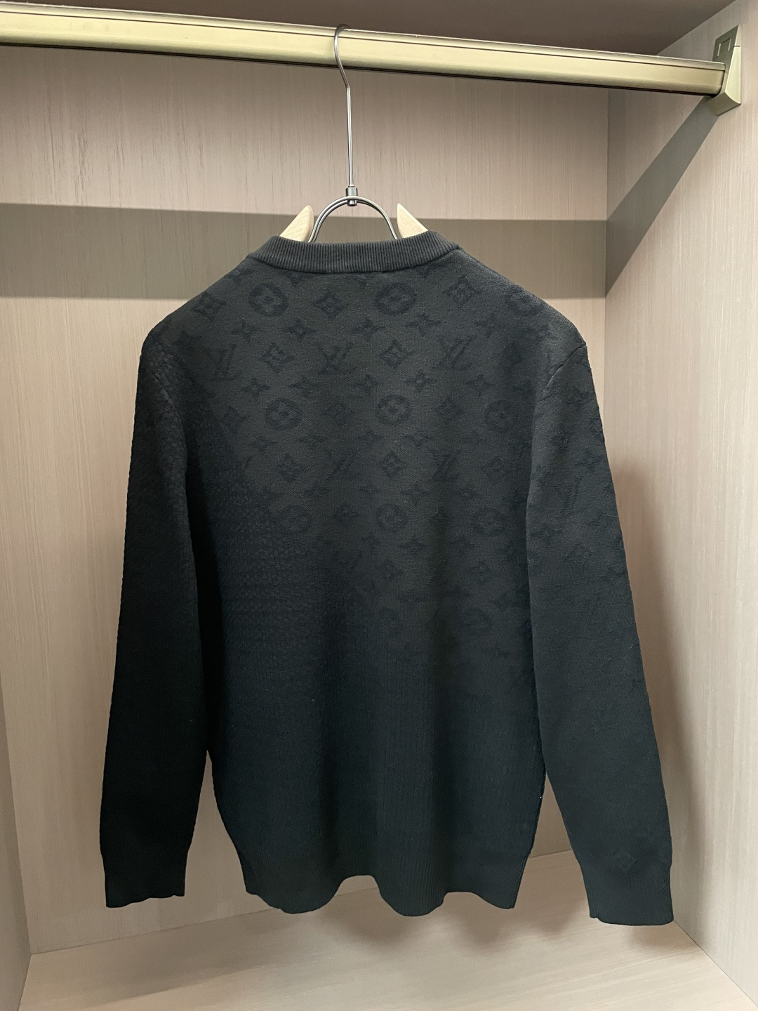 Lv 2025秋冬 高级定制 都市风十足 经典简约大气圆领打底针织毛衣。 采用进口羊毛混纺面料 柔软细腻