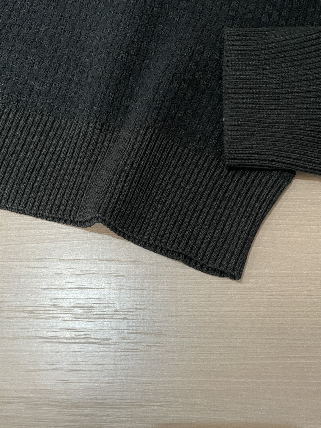 Lv 2025秋冬 高级定制 都市风十足 经典简约大气圆领打底针织毛衣。 采用进口羊毛混纺面料 柔软细腻