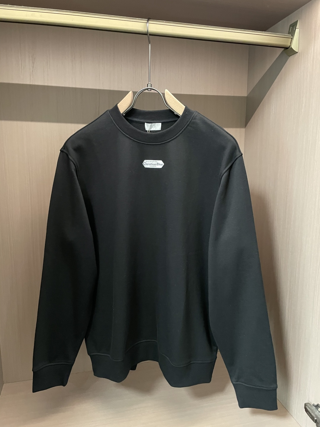 💰150
Dior  /2025秋冬新品 
定制顶级卫衣棉，面料特别有质感，冬季必备单品，保暖性好。男女通穿，细节到位，版型超赞，上身效果非常好！百搭单品！
尺码S M L XL