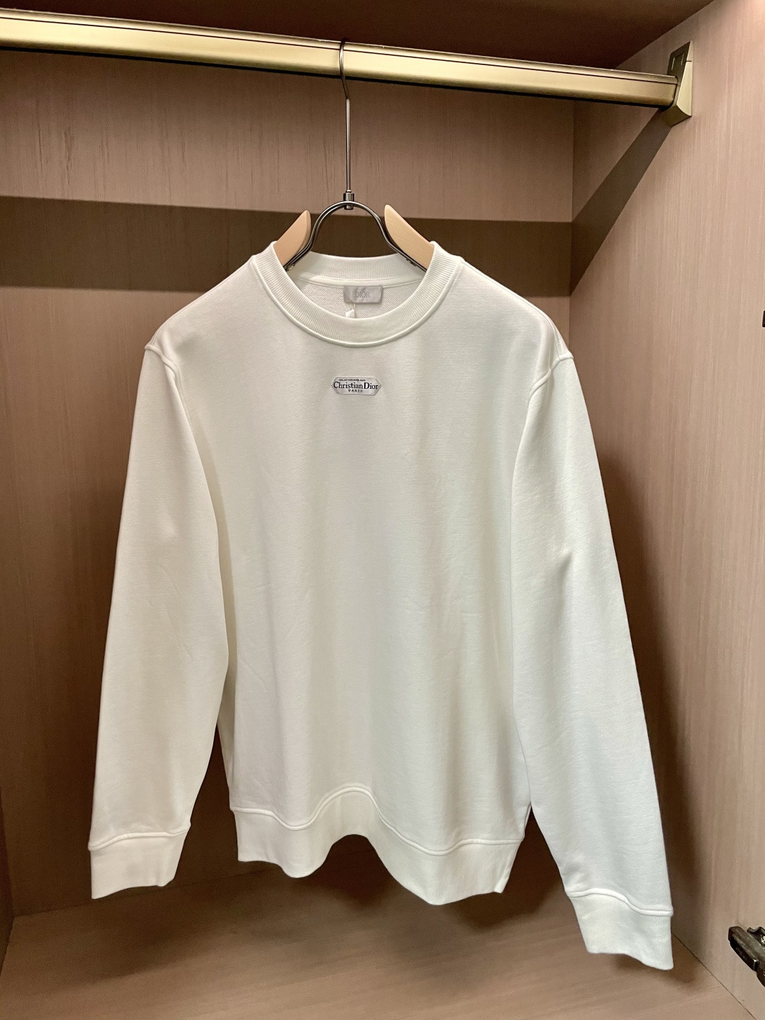 💰150
Dior /2025秋冬新品 
定制顶级卫衣棉，面料特别有质感，冬季必备单品，保暖性好。男女通穿，细节到位，版型超赞，上身效果非常好！百搭单品！
尺码S M L XL