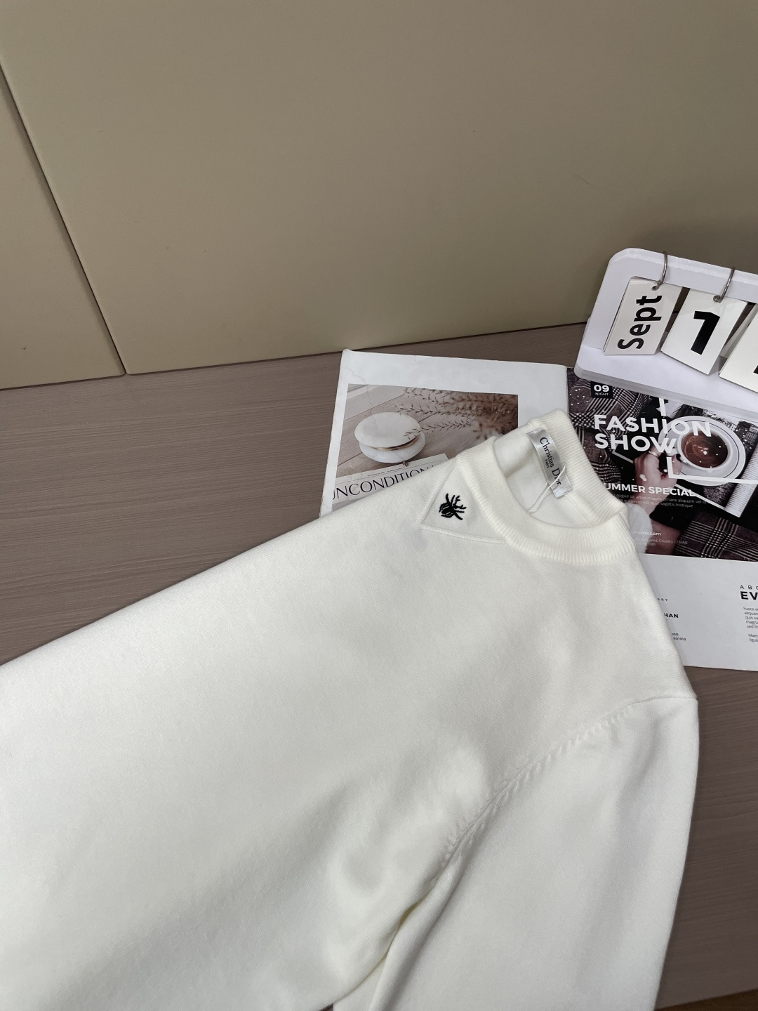 Dior 重磅推荐！2025aw秋冬新款 专柜同步 时尚经典针织衫 秋冬必备款 采用针织衫加厚毛衣，精致