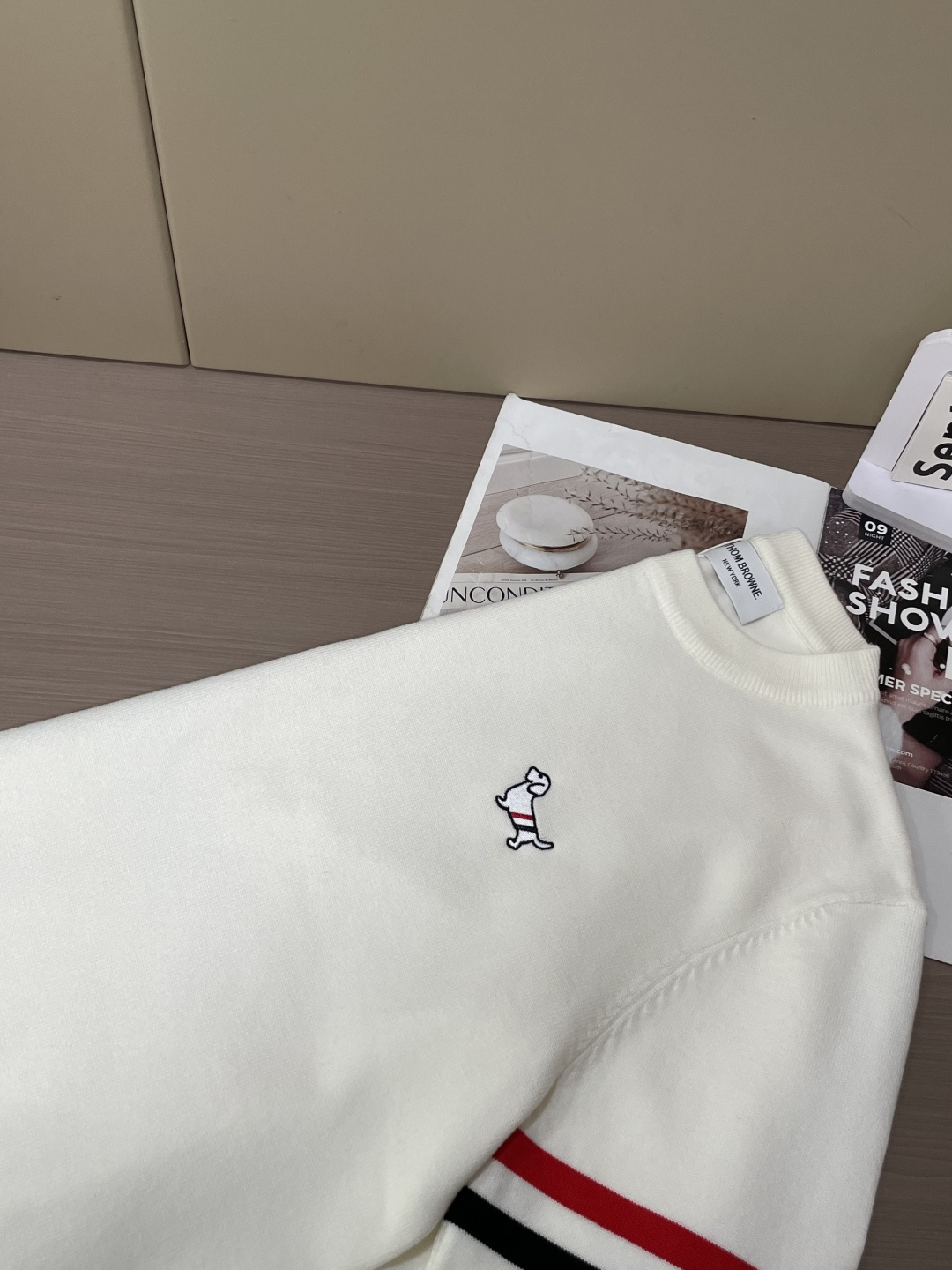 TB 重磅推荐！2025aw秋冬新款 专柜同步 时尚经典针织衫 秋冬必备款 采用针织衫加厚毛衣，精致简洁