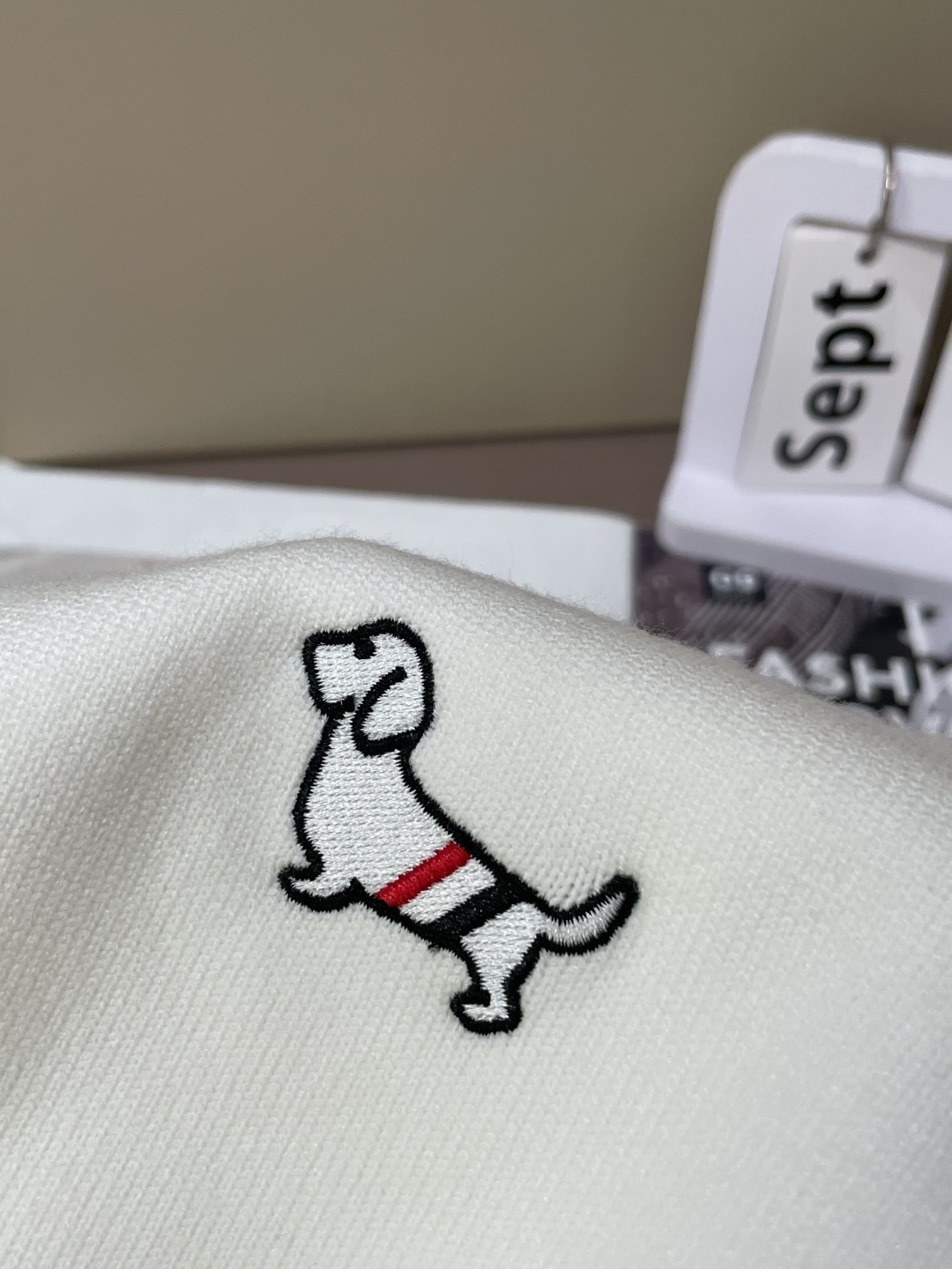 TB 重磅推荐！2025aw秋冬新款 专柜同步 时尚经典针织衫 秋冬必备款 采用针织衫加厚毛衣，精致简洁