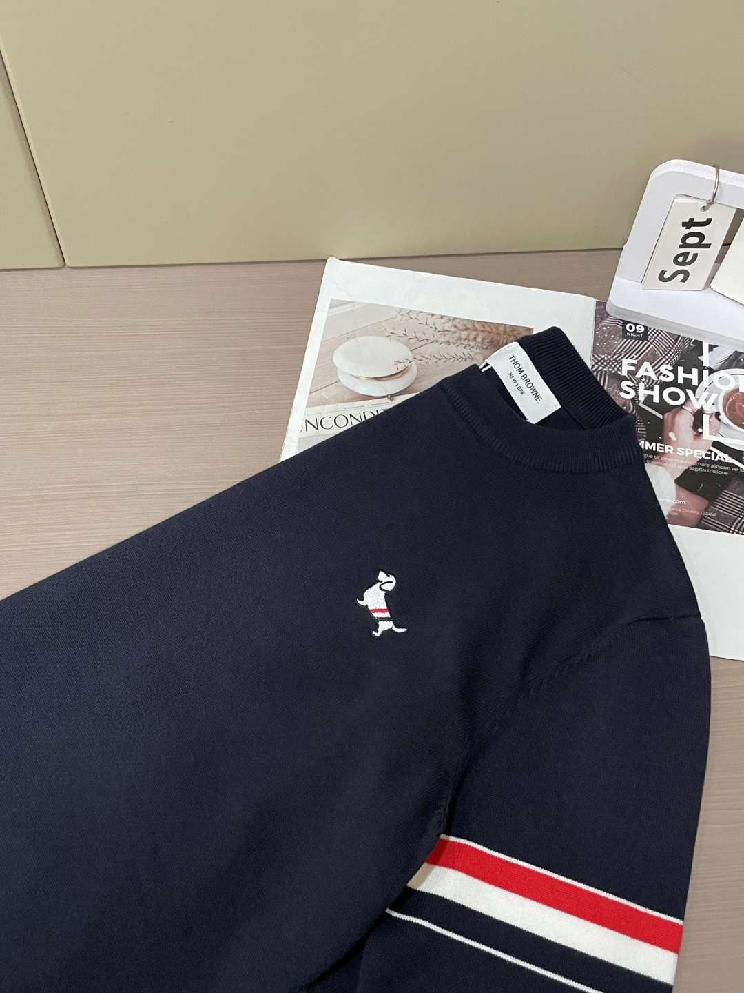 TB 重磅推荐！2025aw秋冬新款 专柜同步 时尚经典针织衫 秋冬必备款 采用针织衫加厚毛衣，精致简洁