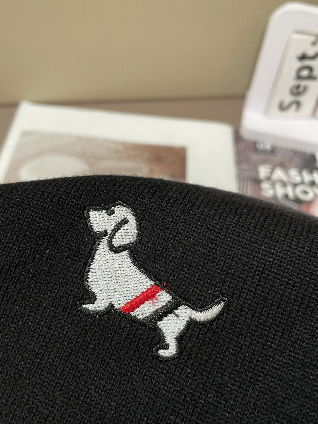 TB 重磅推荐！2025aw秋冬新款 专柜同步 时尚经典针织衫 秋冬必备款 采用针织衫加厚毛衣，精致简洁