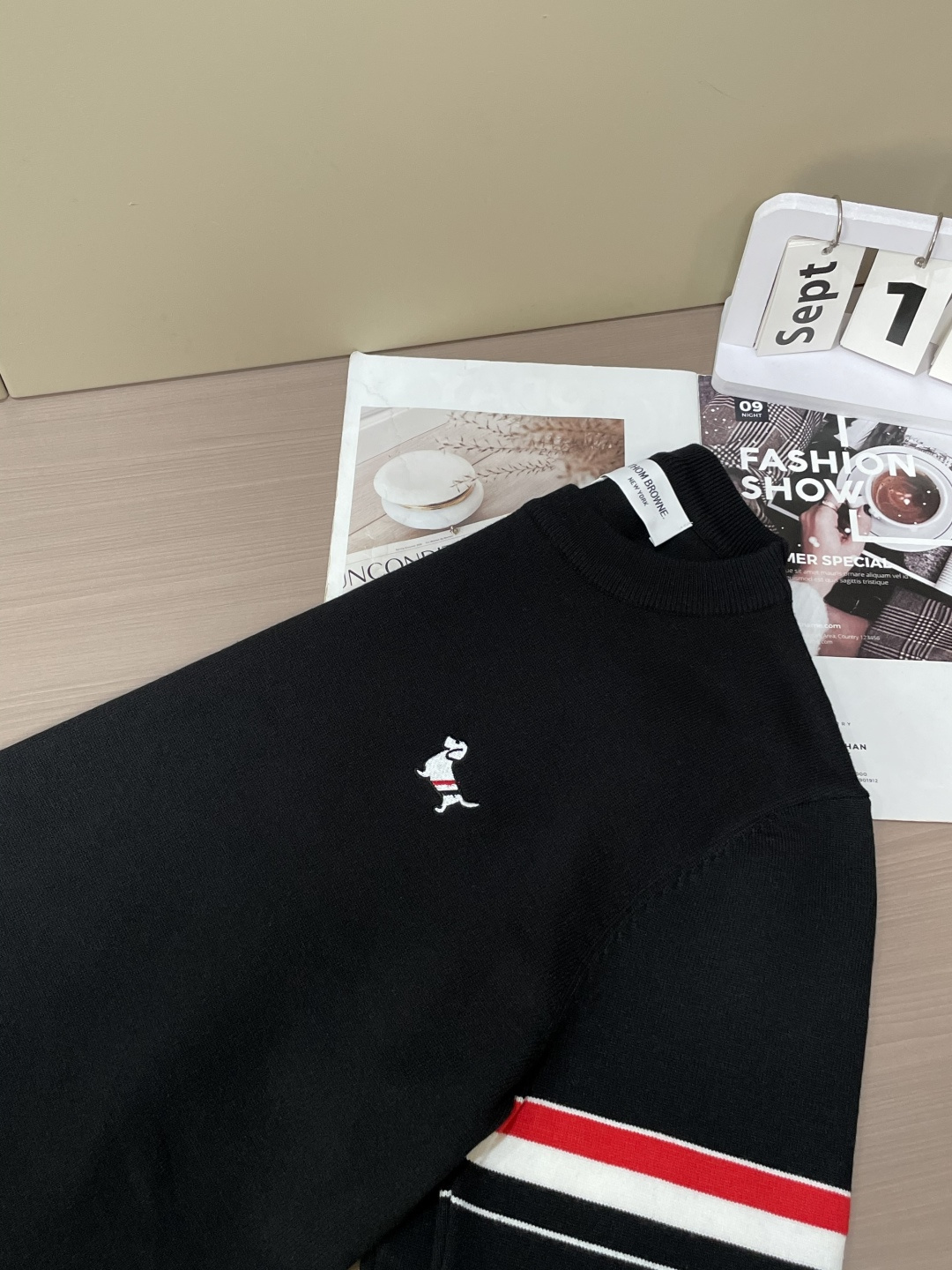 TB 重磅推荐！2025aw秋冬新款 专柜同步 时尚经典针织衫 秋冬必备款 采用针织衫加厚毛衣，精致简洁