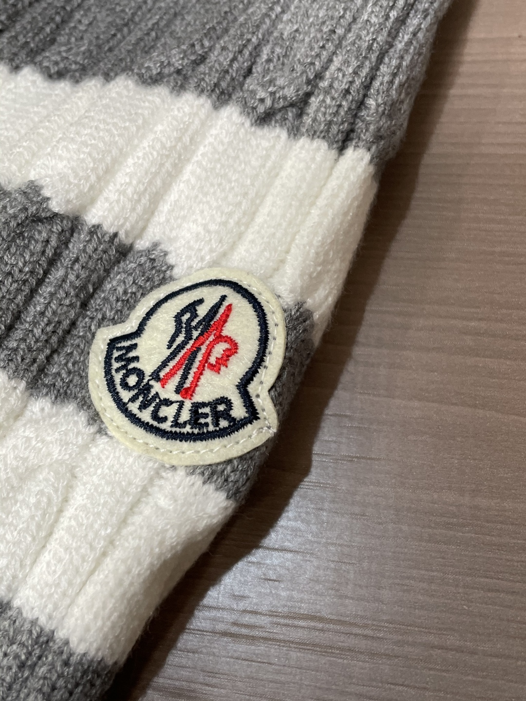 蒙口 重磅推荐！2025aw秋冬新款 专柜同步 时尚经典针织衫 秋冬必备款 采用针织衫加厚毛衣，精致简洁