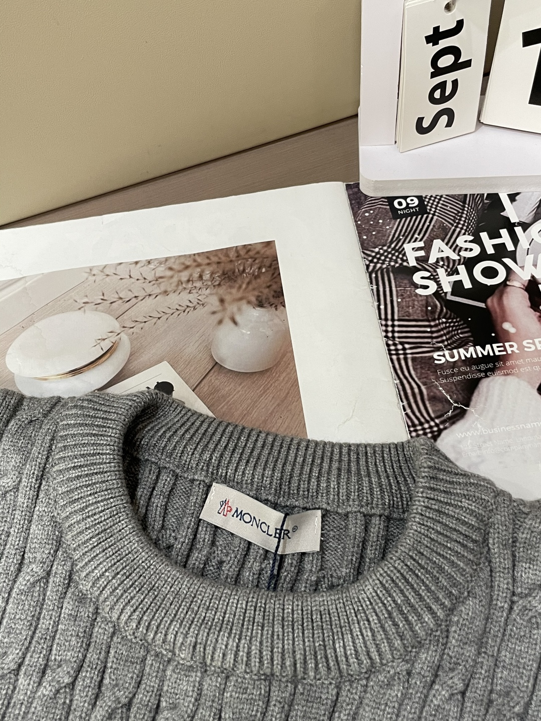 蒙口 重磅推荐！2025aw秋冬新款 专柜同步 时尚经典针织衫 秋冬必备款 采用针织衫加厚毛衣，精致简洁