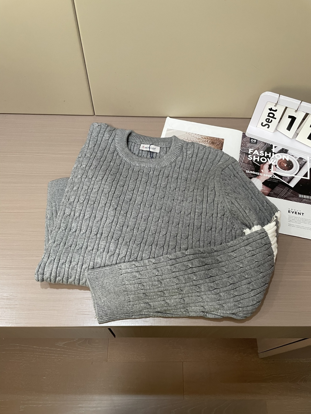 蒙口 重磅推荐！2025aw秋冬新款 专柜同步 时尚经典针织衫 秋冬必备款 采用针织衫加厚毛衣，精致简洁