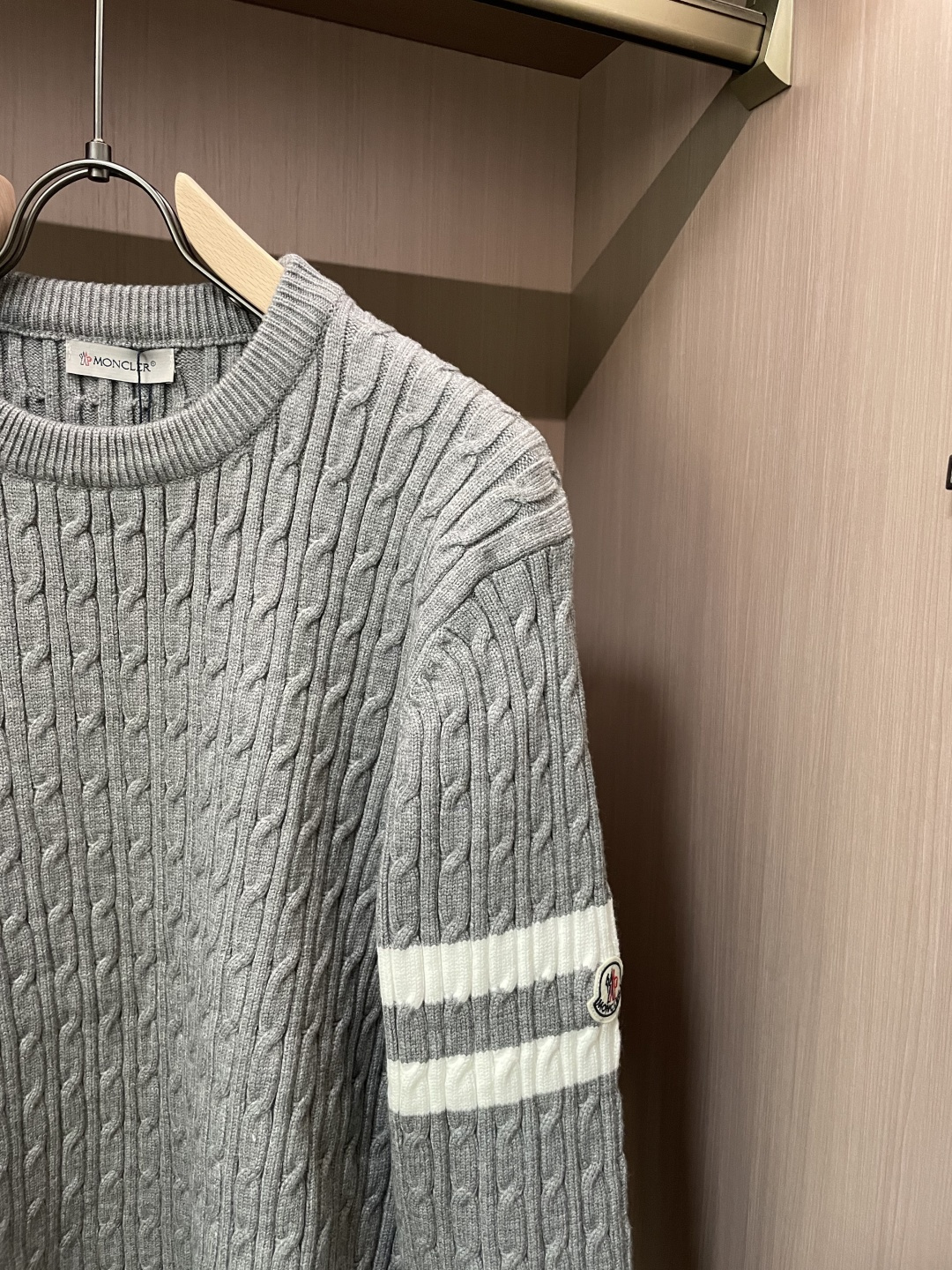 蒙口 重磅推荐！2025aw秋冬新款 专柜同步 时尚经典针织衫 秋冬必备款 采用针织衫加厚毛衣，精致简洁