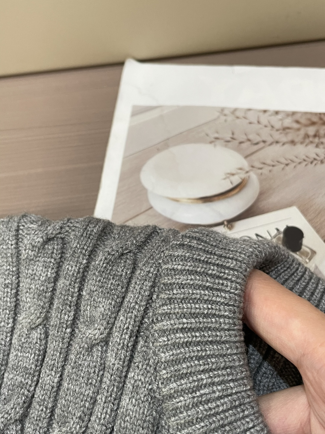 蒙口 重磅推荐！2025aw秋冬新款 专柜同步 时尚经典针织衫 秋冬必备款 采用针织衫加厚毛衣，精致简洁