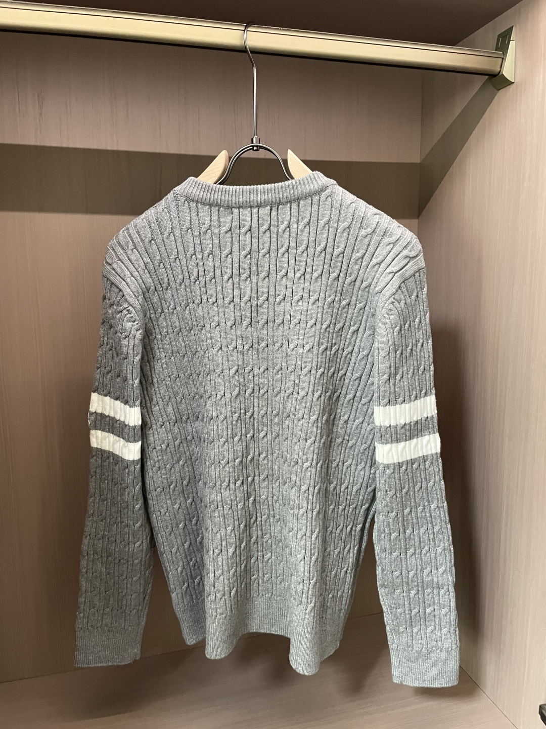 蒙口 重磅推荐！2025aw秋冬新款 专柜同步 时尚经典针织衫 秋冬必备款 采用针织衫加厚毛衣，精致简洁