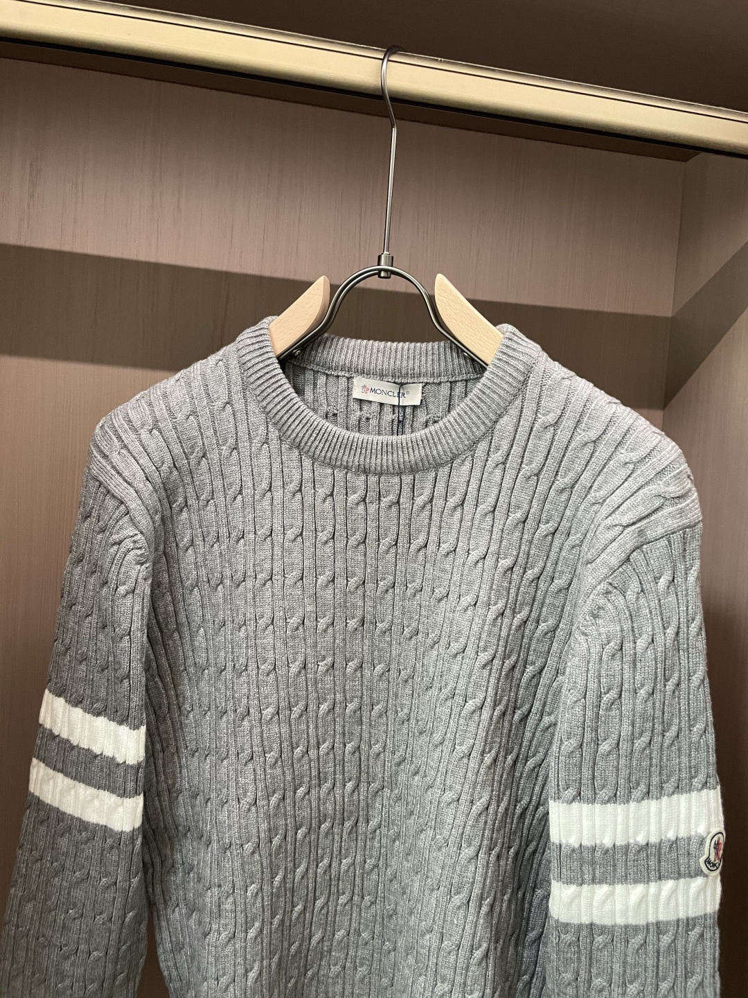 蒙口 重磅推荐！2025aw秋冬新款 专柜同步 时尚经典针织衫 秋冬必备款 采用针织衫加厚毛衣，精致简洁