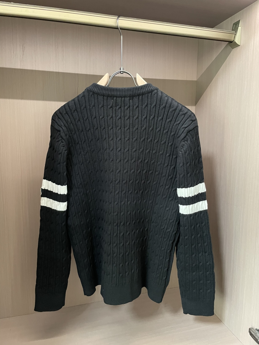 蒙口 重磅推荐！2025aw秋冬新款 专柜同步 时尚经典针织衫 秋冬必备款 采用针织衫加厚毛衣，精致简洁