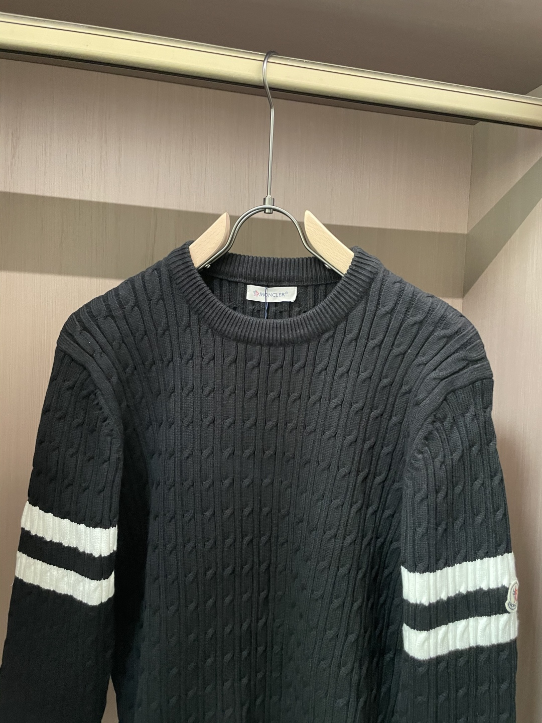 蒙口 重磅推荐！2025aw秋冬新款 专柜同步 时尚经典针织衫 秋冬必备款 采用针织衫加厚毛衣，精致简洁