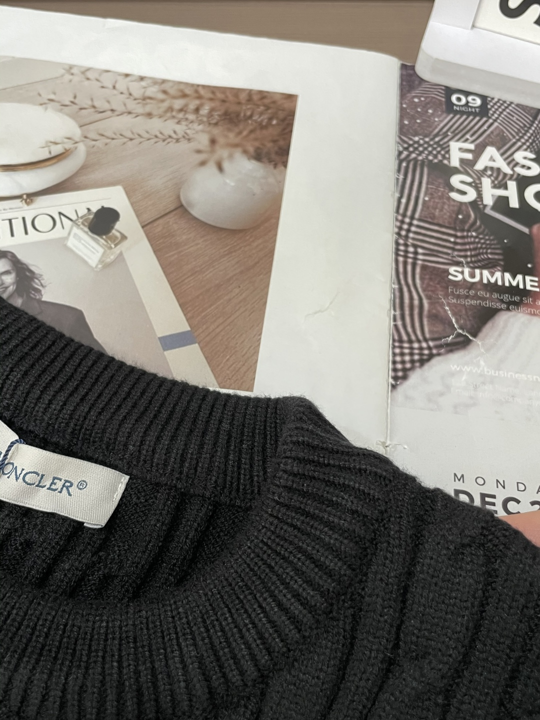 蒙口 重磅推荐！2025aw秋冬新款 专柜同步 时尚经典针织衫 秋冬必备款 采用针织衫加厚毛衣，精致简洁
