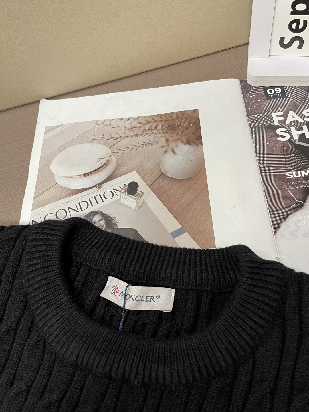 蒙口 重磅推荐！2025aw秋冬新款 专柜同步 时尚经典针织衫 秋冬必备款 采用针织衫加厚毛衣，精致简洁