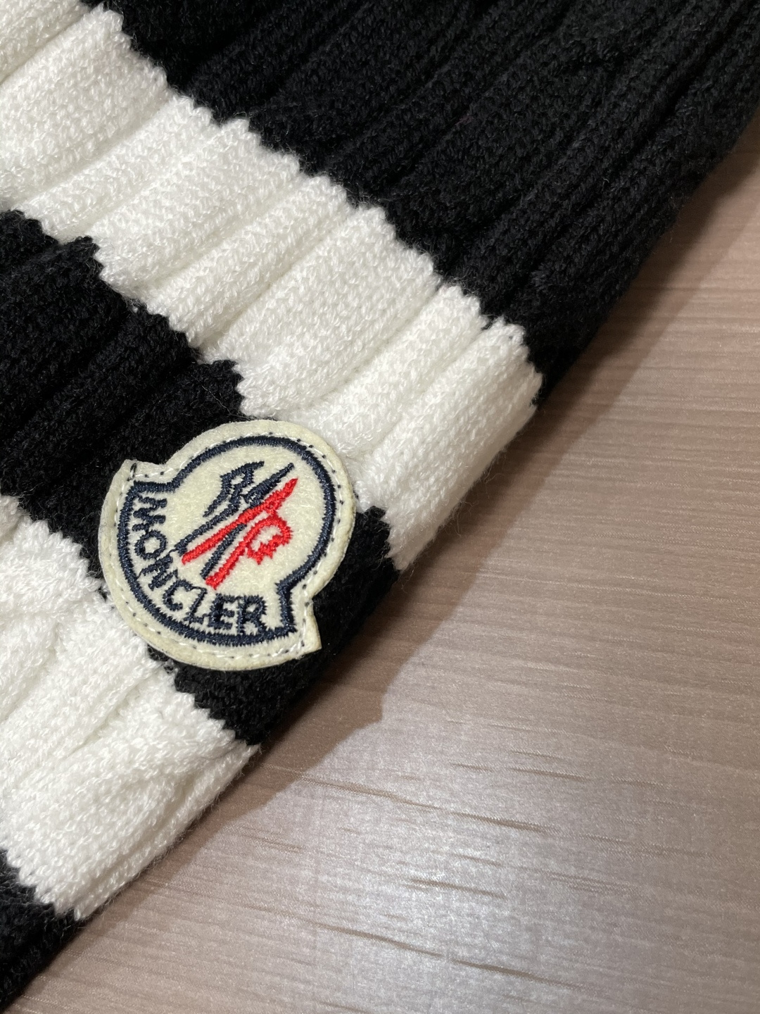 蒙口 重磅推荐！2025aw秋冬新款 专柜同步 时尚经典针织衫 秋冬必备款 采用针织衫加厚毛衣，精致简洁