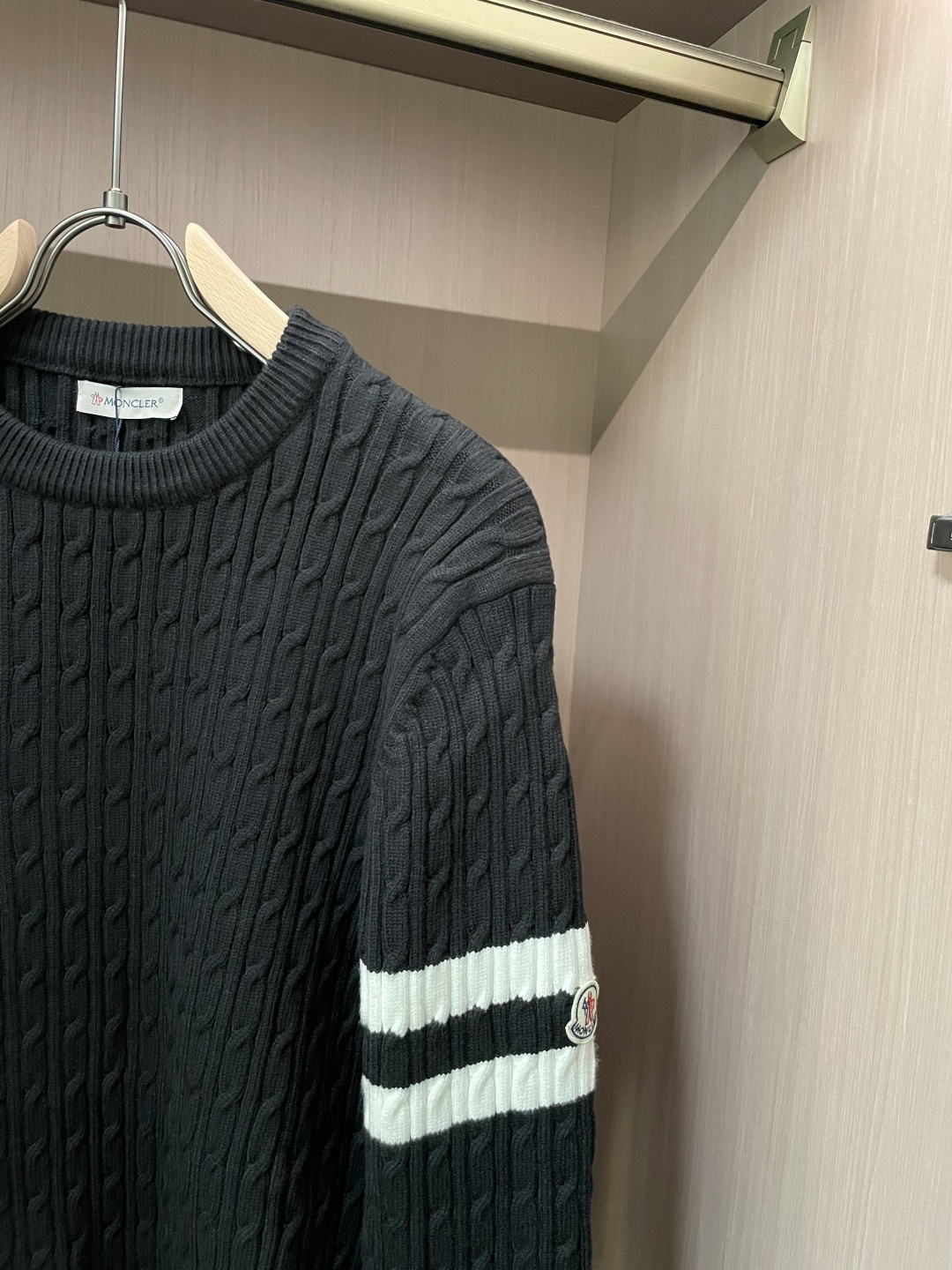 蒙口 重磅推荐！2025aw秋冬新款 专柜同步 时尚经典针织衫 秋冬必备款 采用针织衫加厚毛衣，精致简洁