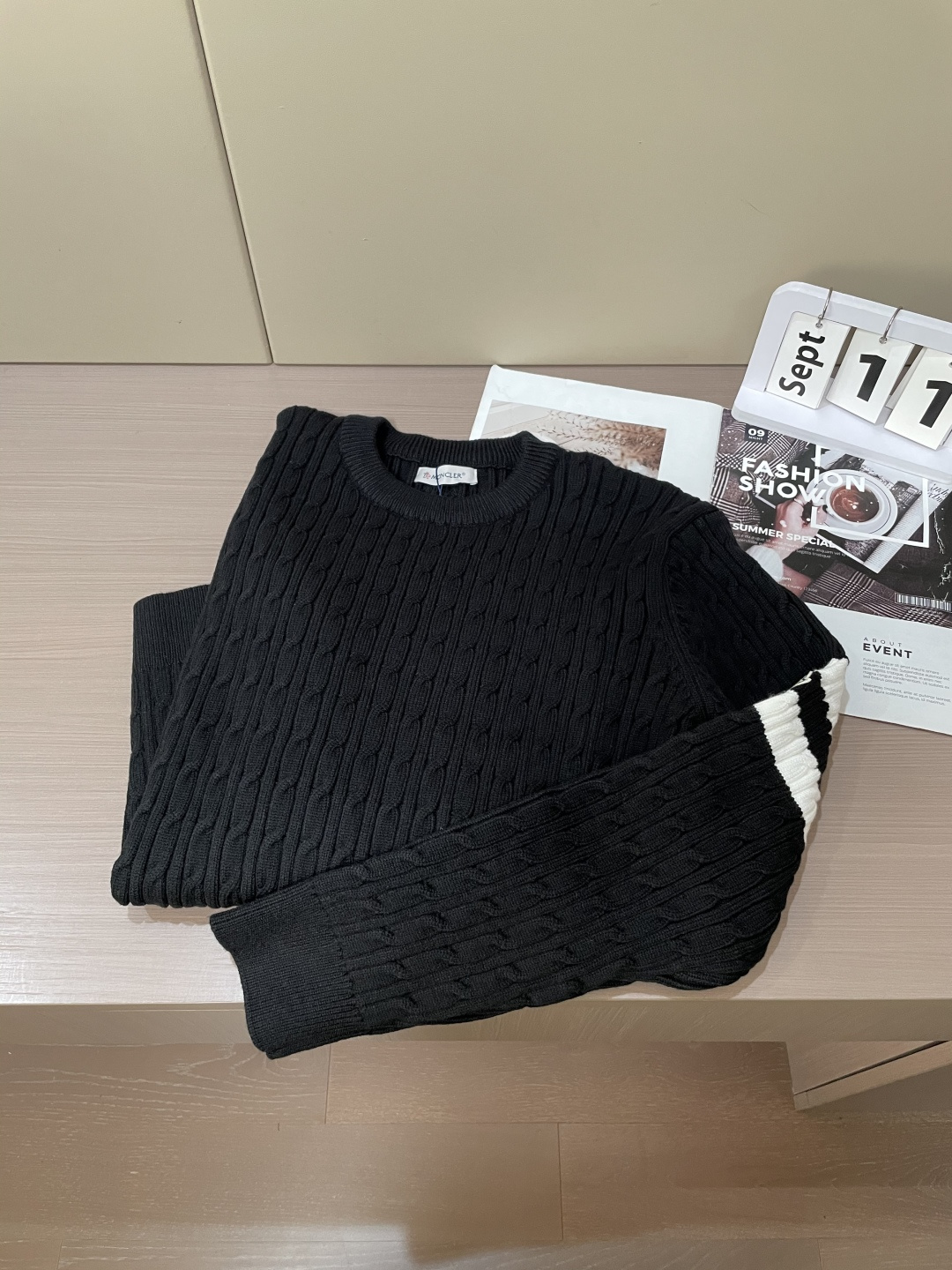 蒙口 重磅推荐！2025aw秋冬新款 专柜同步 时尚经典针织衫 秋冬必备款 采用针织衫加厚毛衣，精致简洁