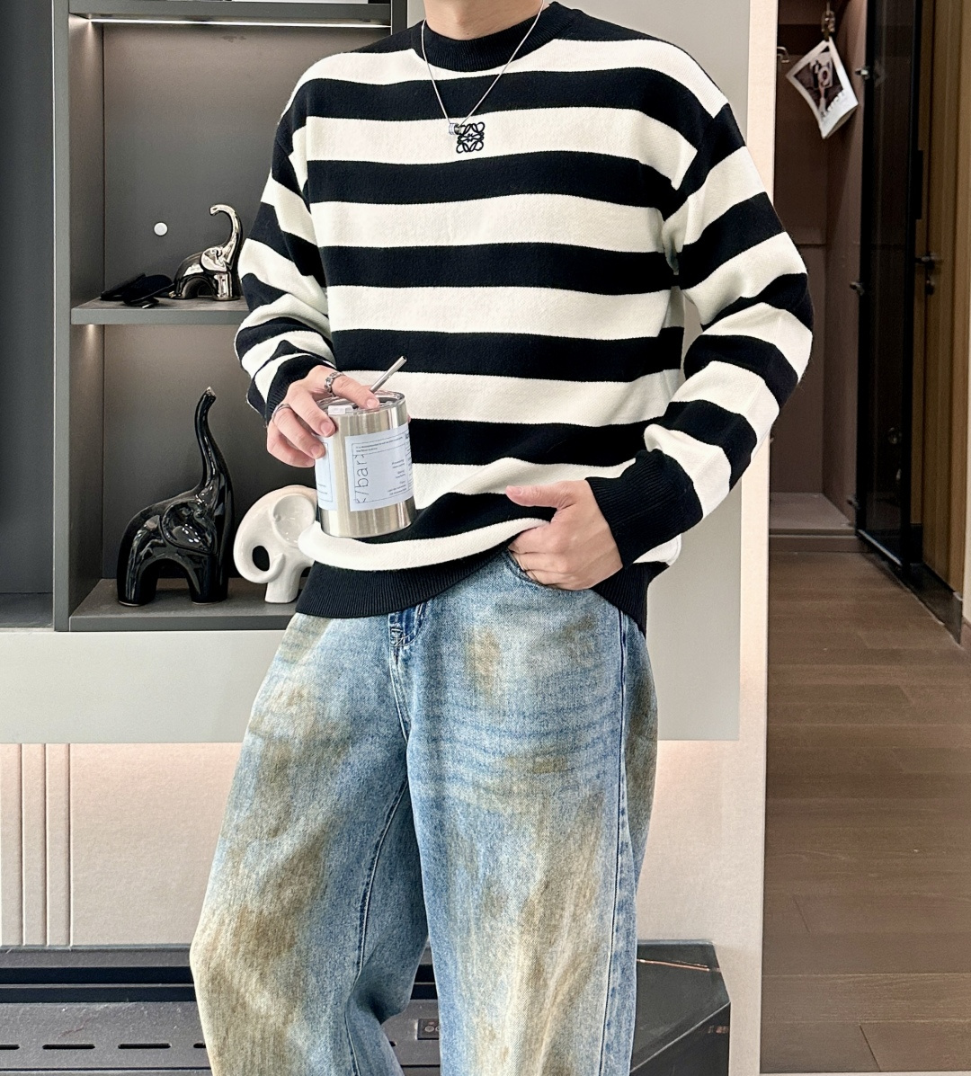 NO:655421,. Loewe sweaters latest autumn and winter series, 1:1 top replica at the counter, all in good condition!  Thick style, a must-have item for fashionistas!  Old irons who know the goods should hurry up and start, the fabric wool size is M~3XL.,,loewe,sweaters,alexander wang19860909. Loewe 毛衣 秋冬最新系列,专柜1:1顶级复刻,全品相！加厚款,潮人必备单品！懂货的老铁赶紧下手,面料羊毛 尺码M~3XL.,,loewe,sweaters,alexander wang,Men's clothing