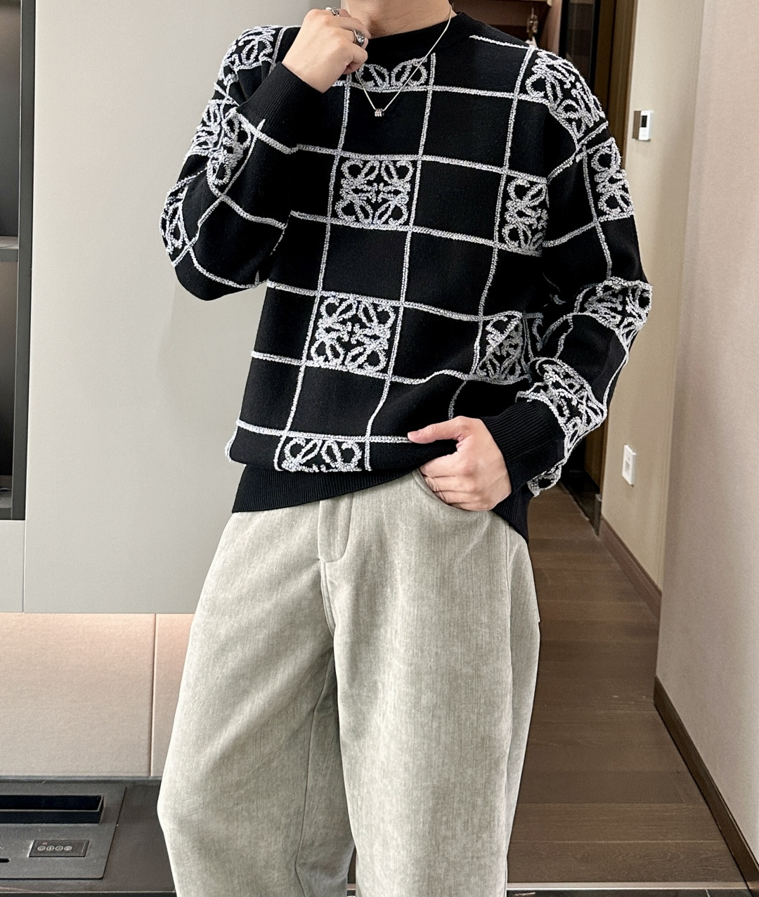 NO:655431,. Loewe sweaters latest autumn and winter series, 1:1 top replica at the counter, all in good condition!  Thick style, a must-have item for fashionistas!  Old irons who know the stuff should hurry up and get started, the fabric is wool and the size is M~3XL.,,loewe,sweaters,alexander wang19860909. Loewe 毛衣 秋冬最新系列,专柜1:1顶级复刻,全品相！加厚款,潮人必备单品！懂货的老铁赶紧下手,面料羊毛 尺码M~3XL.,,loewe,sweaters,alexander wang,Men's clothing