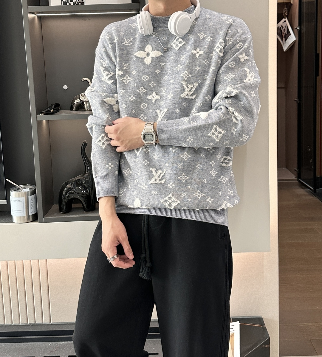 NO:655455,. Lv sweater, the latest autumn and winter series, 1:1 top replica at the counter, all in good condition!  Thick style, a must-have item for fashionistas!  Those who know the goods should hurry up and get started. The fabric is wool and the size is M~3XL.,,louis vuitton,sweaters,alexander wang19860909. Lv 毛衣 秋冬最新系列,专柜1:1顶级复刻,全品相！加厚款,潮人必备单品！懂货的老铁赶紧下手,面料羊毛 尺码M~3XL.,,louis vuitton,sweaters,alexander wang,Men's clothing