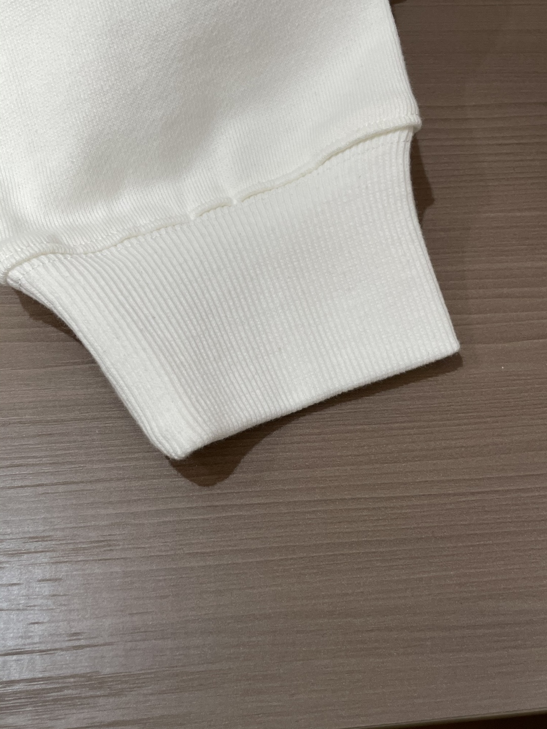 LOEWE 套头连帽卫衣；经典套头男女同款，简约大气系列单品，低调奢华大气百搭款！卫衣选用客供100%高