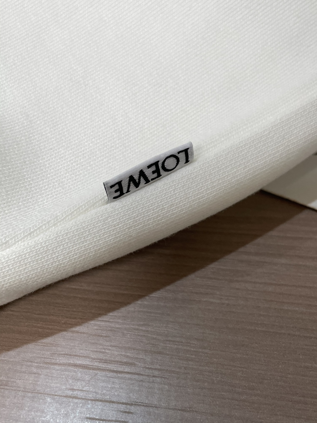 LOEWE 套头连帽卫衣；经典套头男女同款，简约大气系列单品，低调奢华大气百搭款！卫衣选用客供100%高