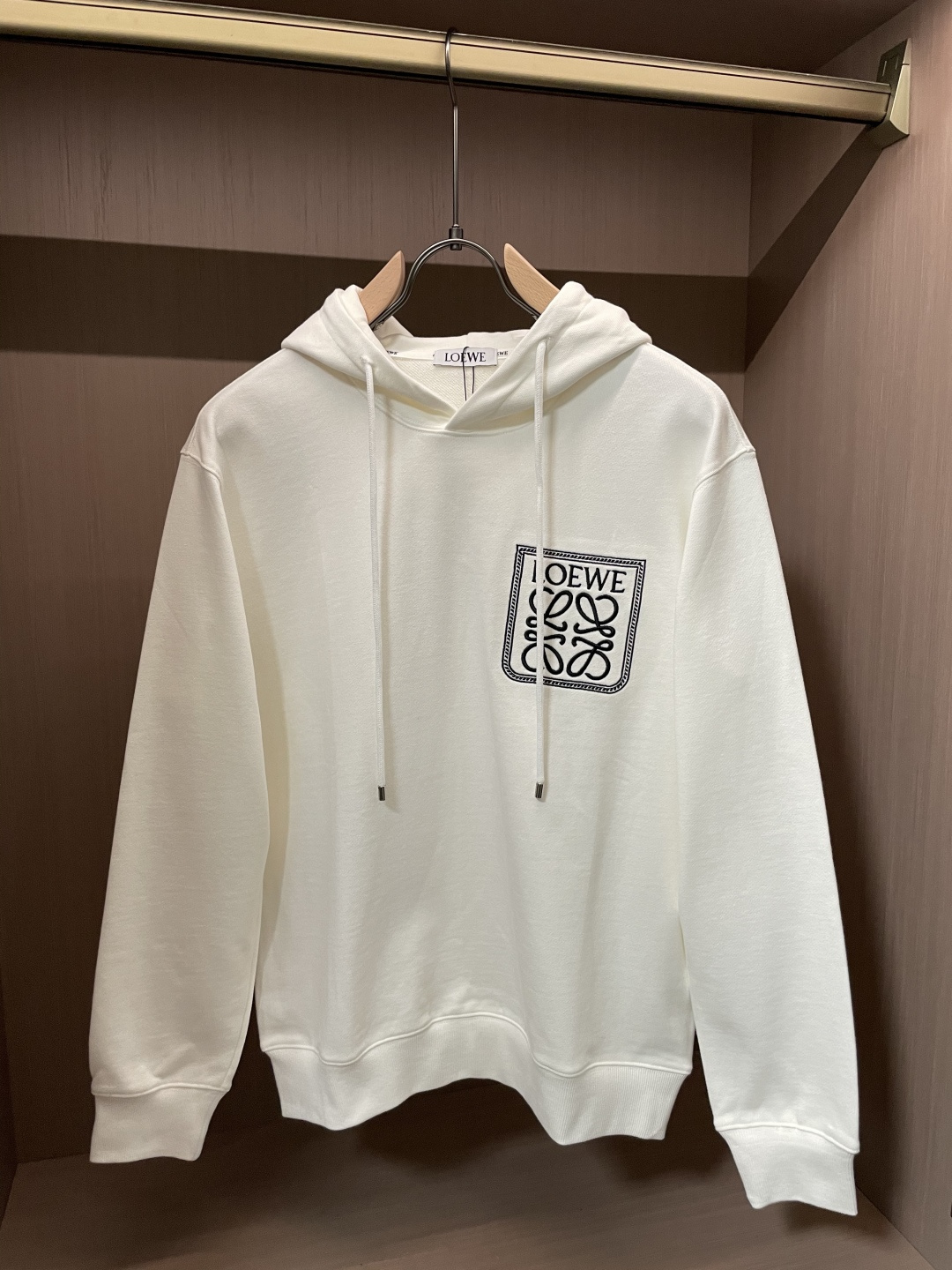 LOEWE 套头连帽卫衣；经典套头男女同款，简约大气系列单品，低调奢华大气百搭款！卫衣选用客供100%高