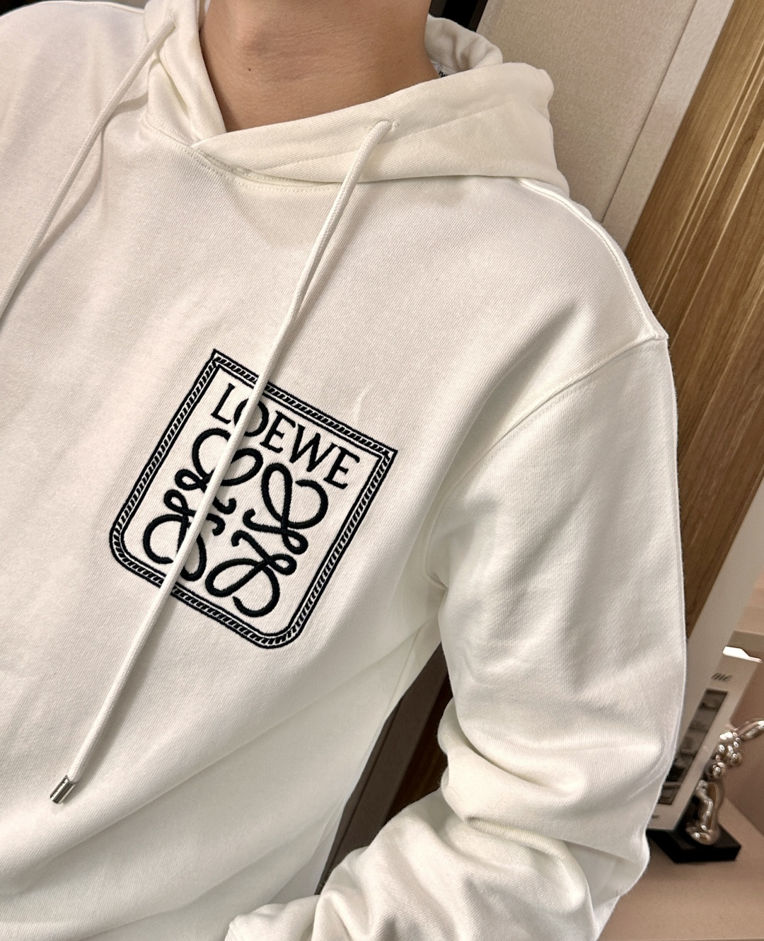 LOEWE 套头连帽卫衣；经典套头男女同款，简约大气系列单品，低调奢华大气百搭款！卫衣选用客供100%高