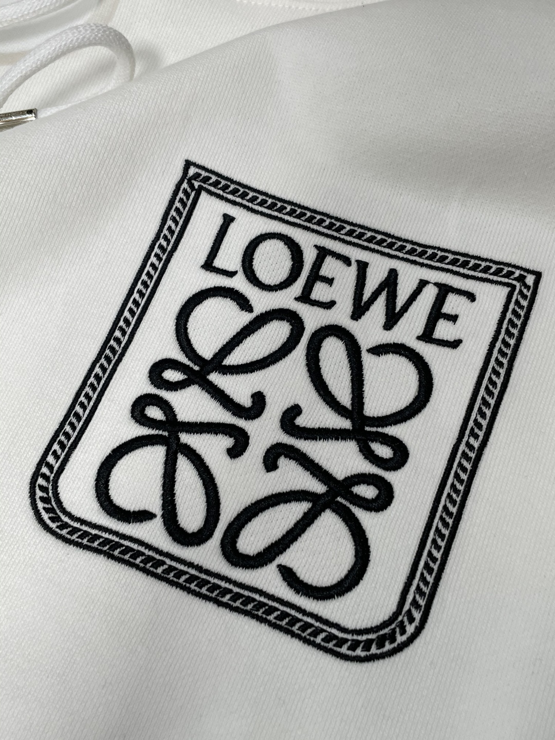 LOEWE 套头连帽卫衣；经典套头男女同款，简约大气系列单品，低调奢华大气百搭款！卫衣选用客供100%高