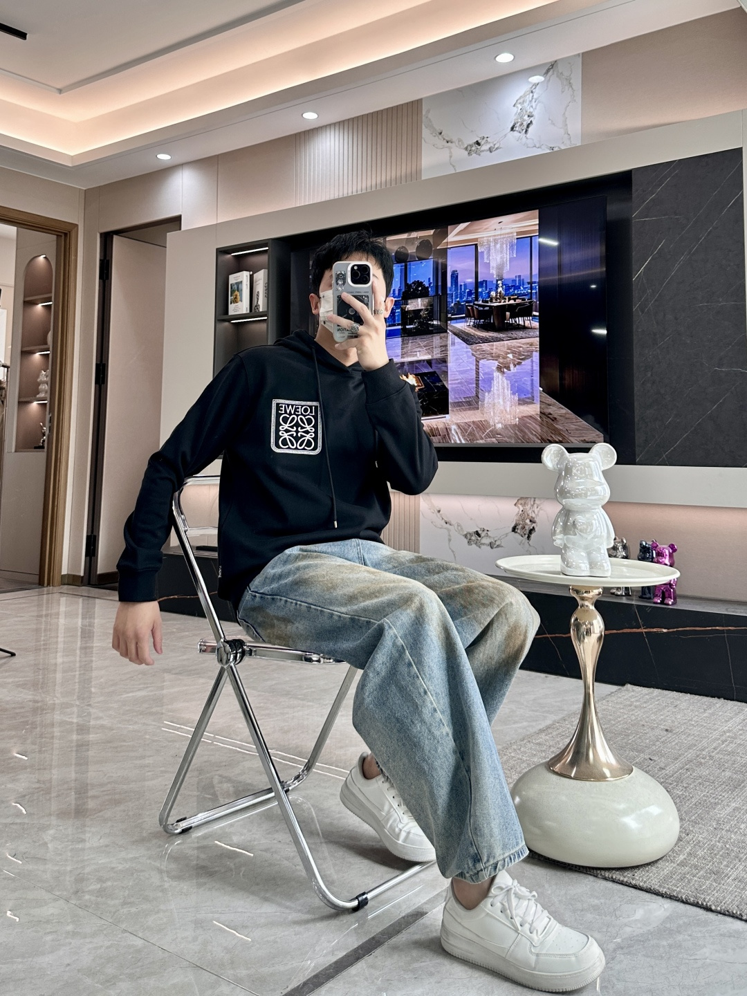 Loewe 套头连帽卫衣；经典套头男女同款，简约大气系列单品，低调奢华大气百搭款！卫衣选用客供100%高