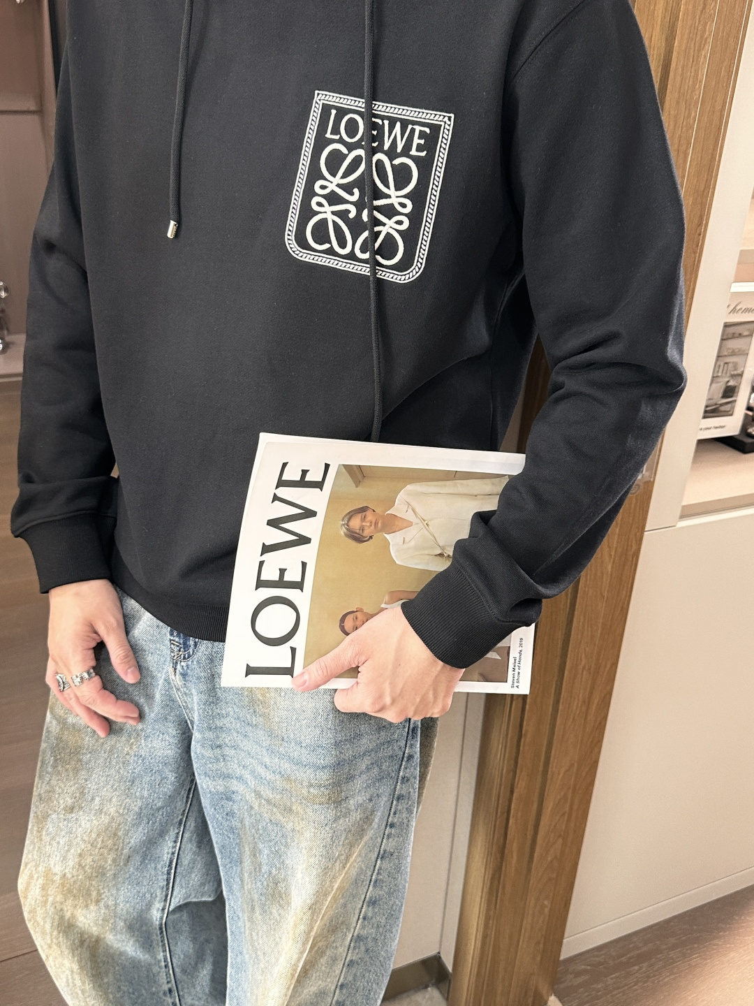 Loewe 套头连帽卫衣；经典套头男女同款，简约大气系列单品，低调奢华大气百搭款！卫衣选用客供100%高