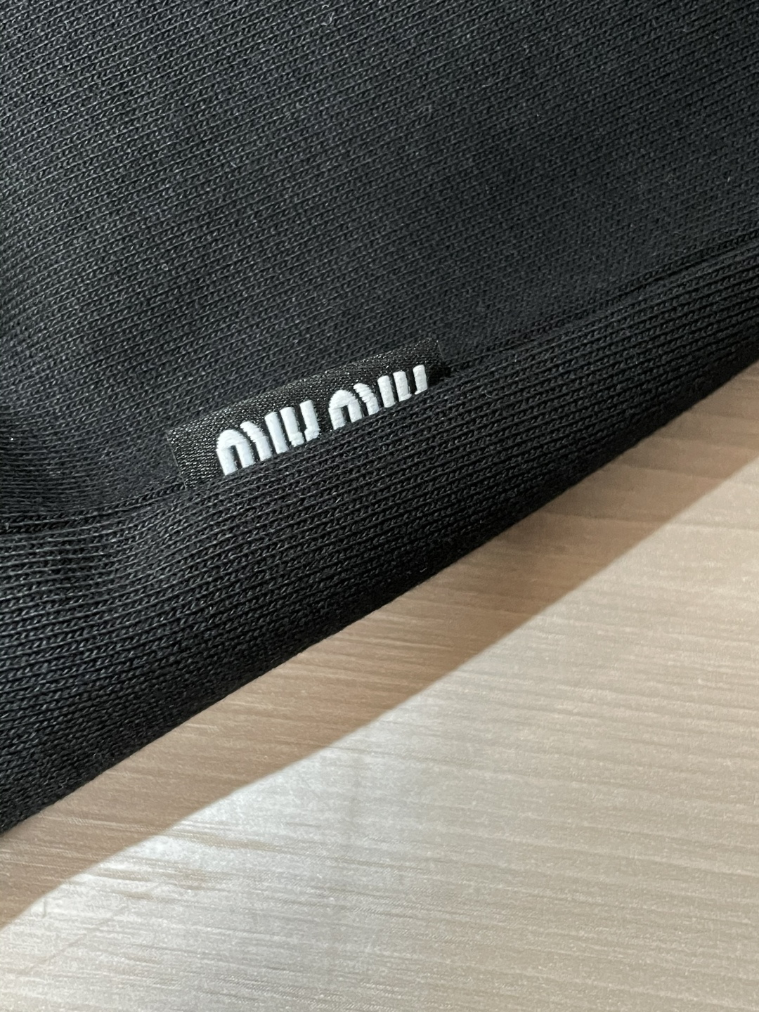 miumiu 套头连帽卫衣；经典套头男女同款，简约大气系列单品，低调奢华大气百搭款！卫衣选用客供100%