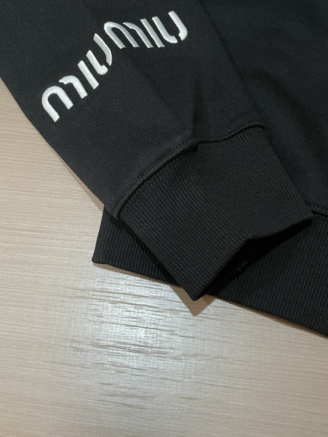 miumiu 套头连帽卫衣；经典套头男女同款，简约大气系列单品，低调奢华大气百搭款！卫衣选用客供100%