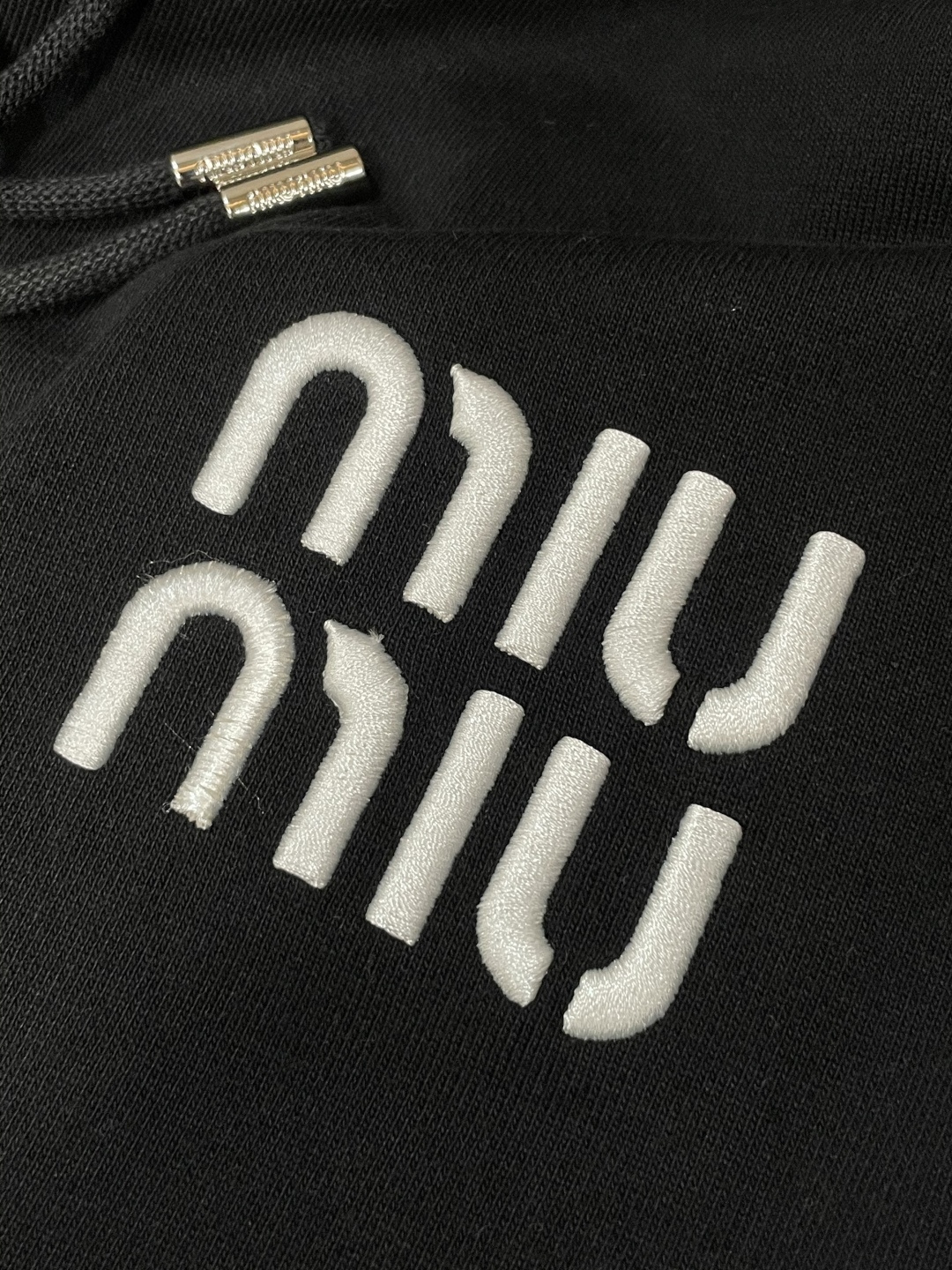 miumiu 套头连帽卫衣；经典套头男女同款，简约大气系列单品，低调奢华大气百搭款！卫衣选用客供100%