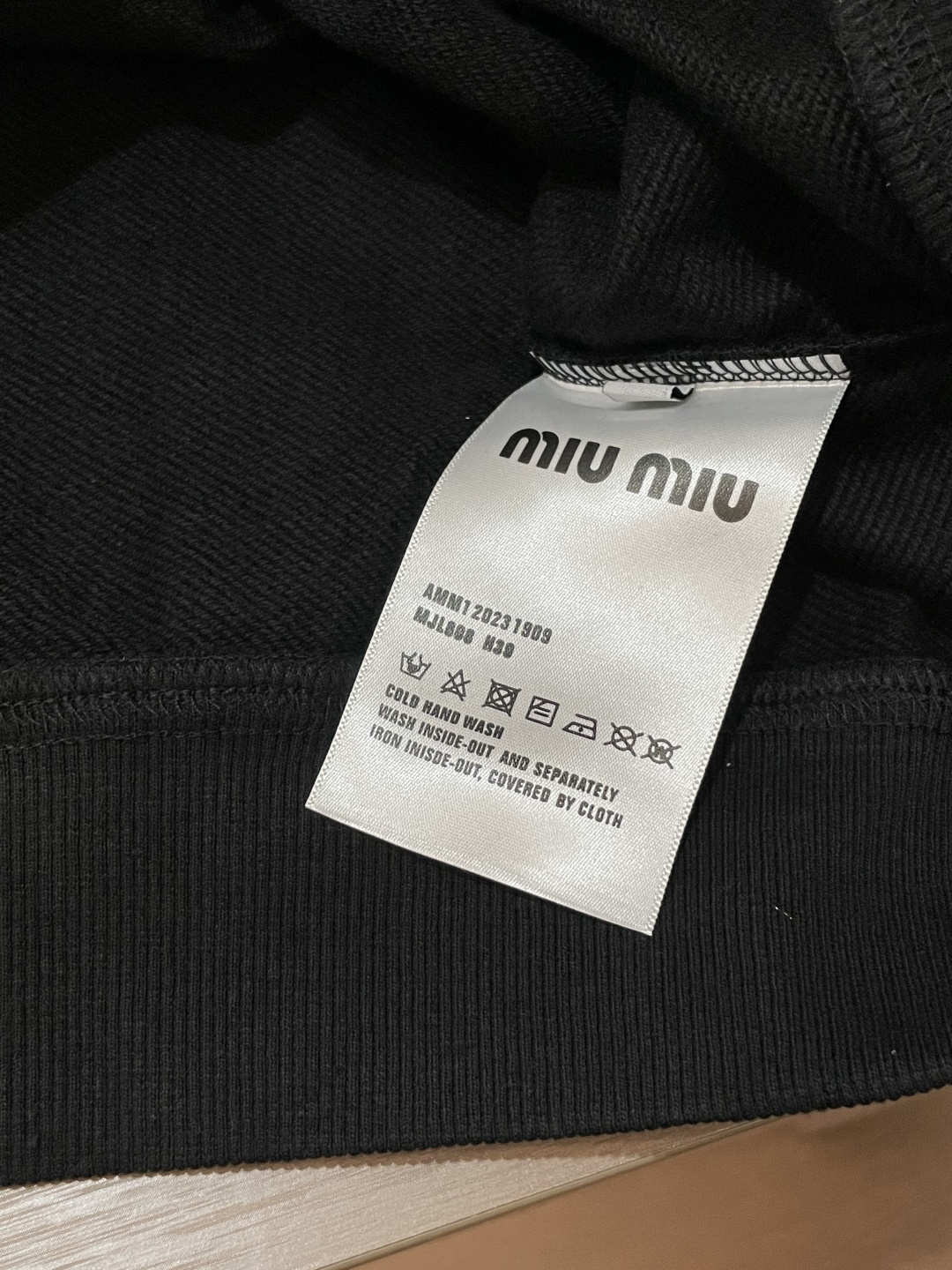 miumiu 套头连帽卫衣；经典套头男女同款，简约大气系列单品，低调奢华大气百搭款！卫衣选用客供100%