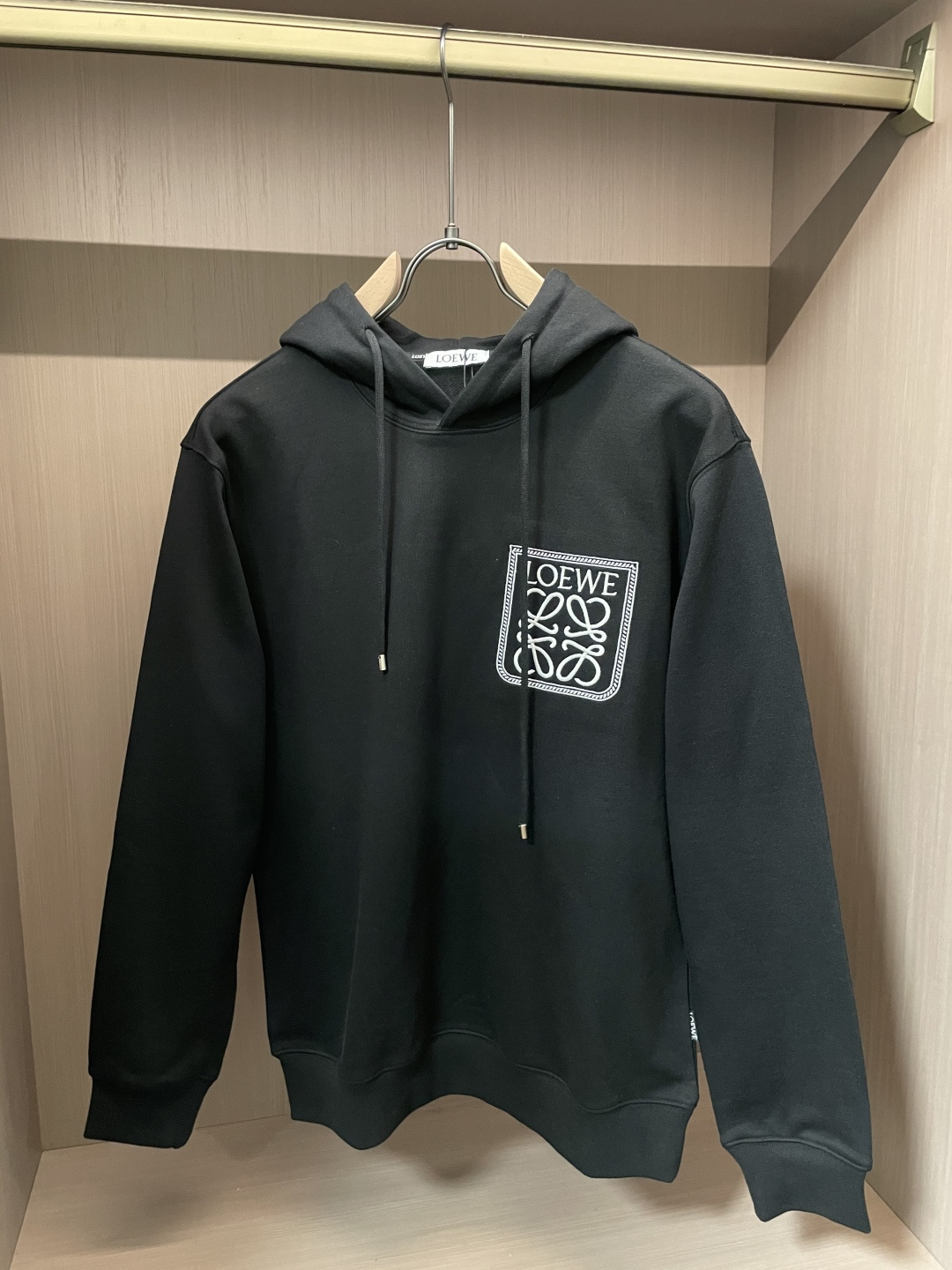 Loewe 套头连帽卫衣；经典套头男女同款，简约大气系列单品，低调奢华大气百搭款！卫衣选用客供100%高