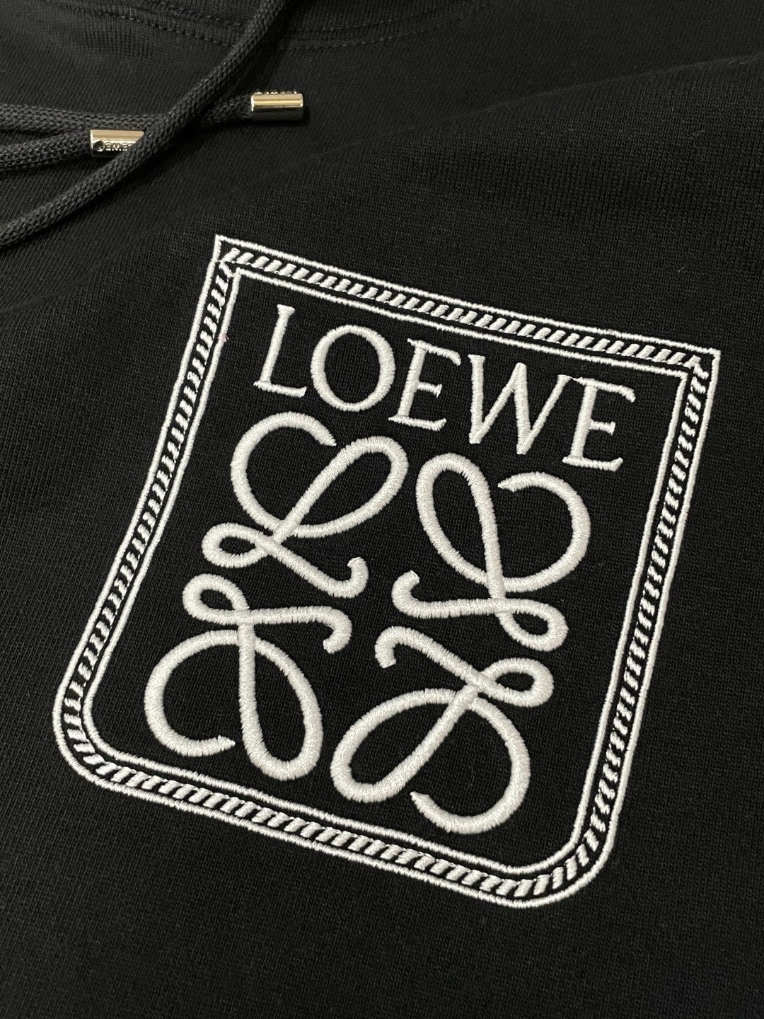 Loewe 套头连帽卫衣；经典套头男女同款，简约大气系列单品，低调奢华大气百搭款！卫衣选用客供100%高