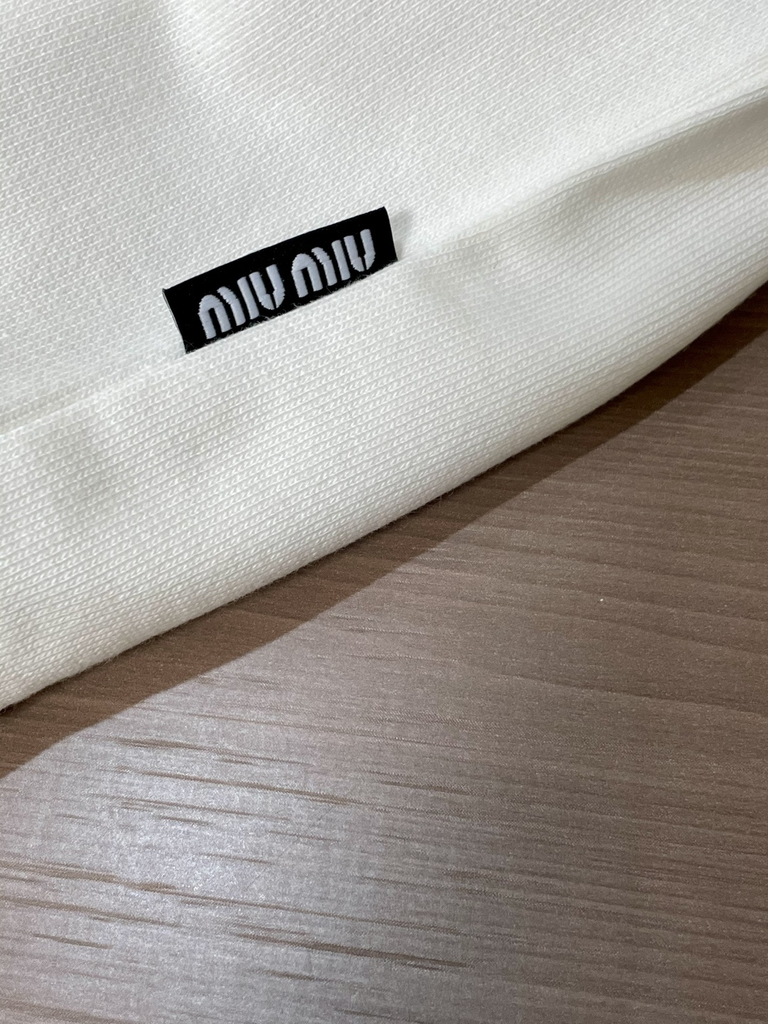 miumiu 套头连帽卫衣；经典套头男女同款，简约大气系列单品，低调奢华大气百搭款！卫衣选用客供100%