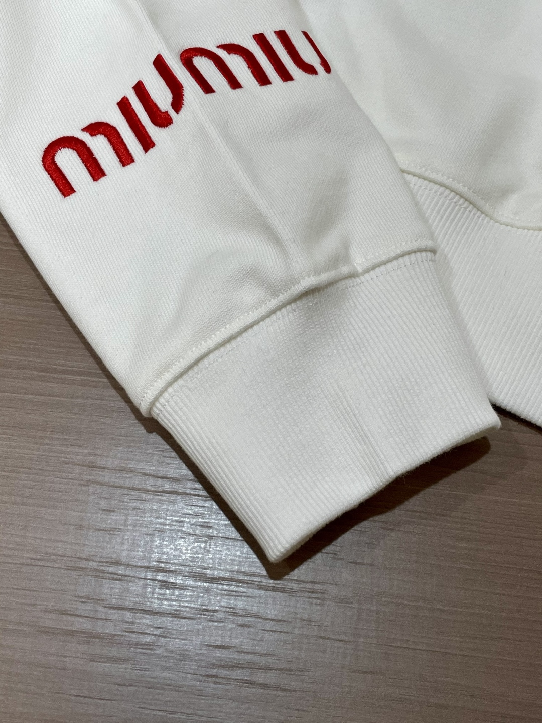 miumiu 套头连帽卫衣；经典套头男女同款，简约大气系列单品，低调奢华大气百搭款！卫衣选用客供100%